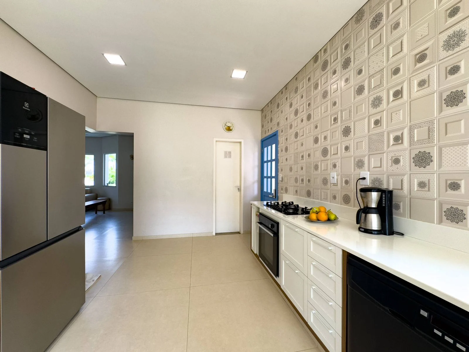 Cozinha com bancada e eletrodomésticos