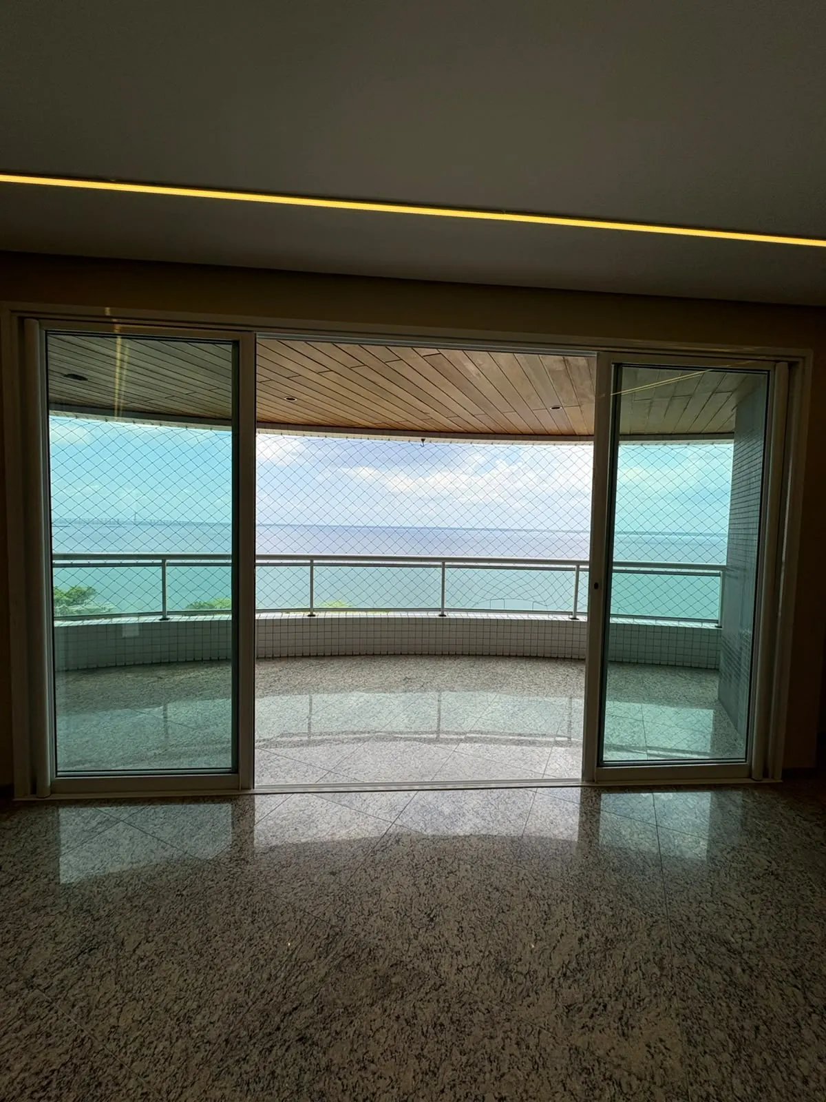 Varanda com vista para o rio