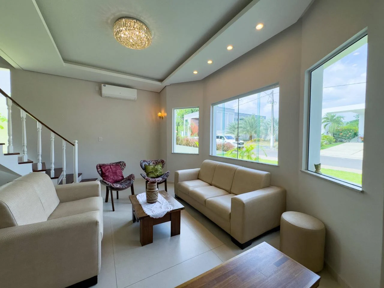Sala de estar com escada e janelas amplas