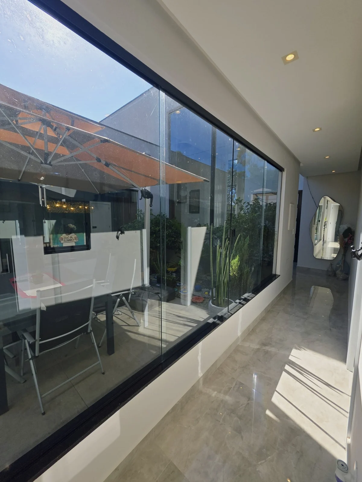 Janelão panorâmico com vista para a área externa